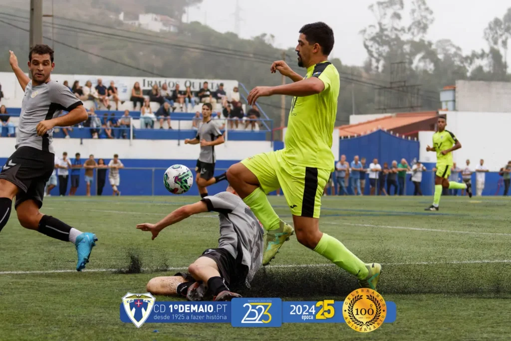 Jogo de treino de futebol no funchal entre o CD 1º de maio e o cd nacional