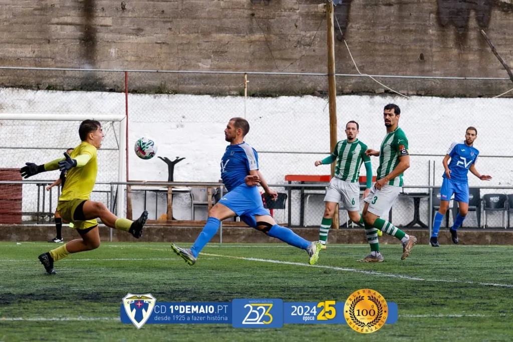 Jogo de futebol de Seniores da divisão de honra entre o cd 1º de maio e cd ribeira brava