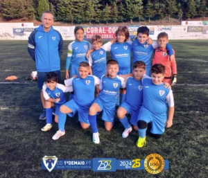 Equipa de FUtebol em benjamins do Clube Desportivo Primeiro de Maio no Funchal
