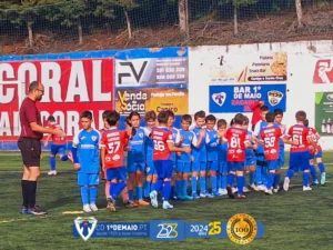Equipas de banjamins sub-10 a se cumprimentarem antes do jogo. 1º de maio e CD Santanense