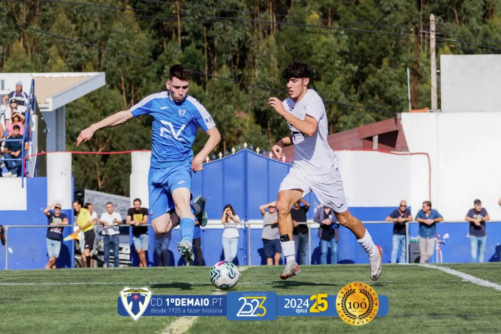 Jogo de Futebol no Funchal entre as equipas A e B do Clube Desportivo primeiro de Maio