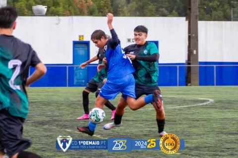 Jogo de futebol na categoria de juvenis sub-16 entre o 1º de Maio e o VF Carvalheiro com vitória do 1º de Maio