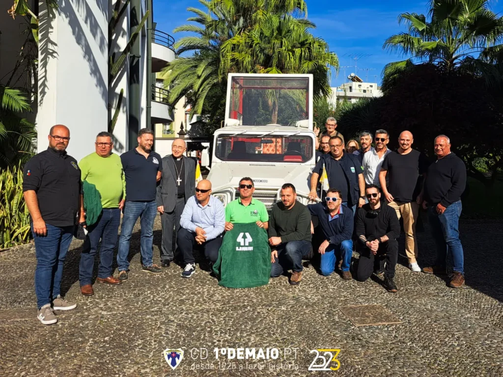 Núcleo 4x4 do 1º de maio, visita o carro UMM que transportou o Papa no Funchal