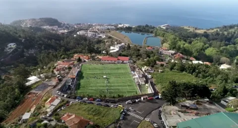Vista aérea do Campo do CD 1º de Maio no Funchal, Palheiro Ferreiro