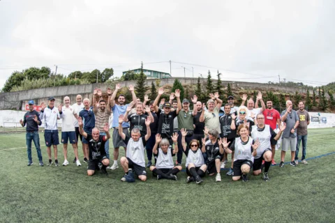 André Coelho da FPF orienta exercícios de Walking Football nas instalações do CD 1.º de Maio.