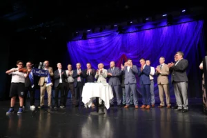 O momento do cantar os parabéns dos 100 anos do nosso Clube Azul e Branco