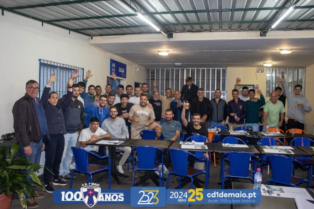 Jantar de Encerramento da Época 2024-2025 Reuniu Seniores A e B do CD 1.º de Maio Numa Noite de Convívio e Reconhecimento