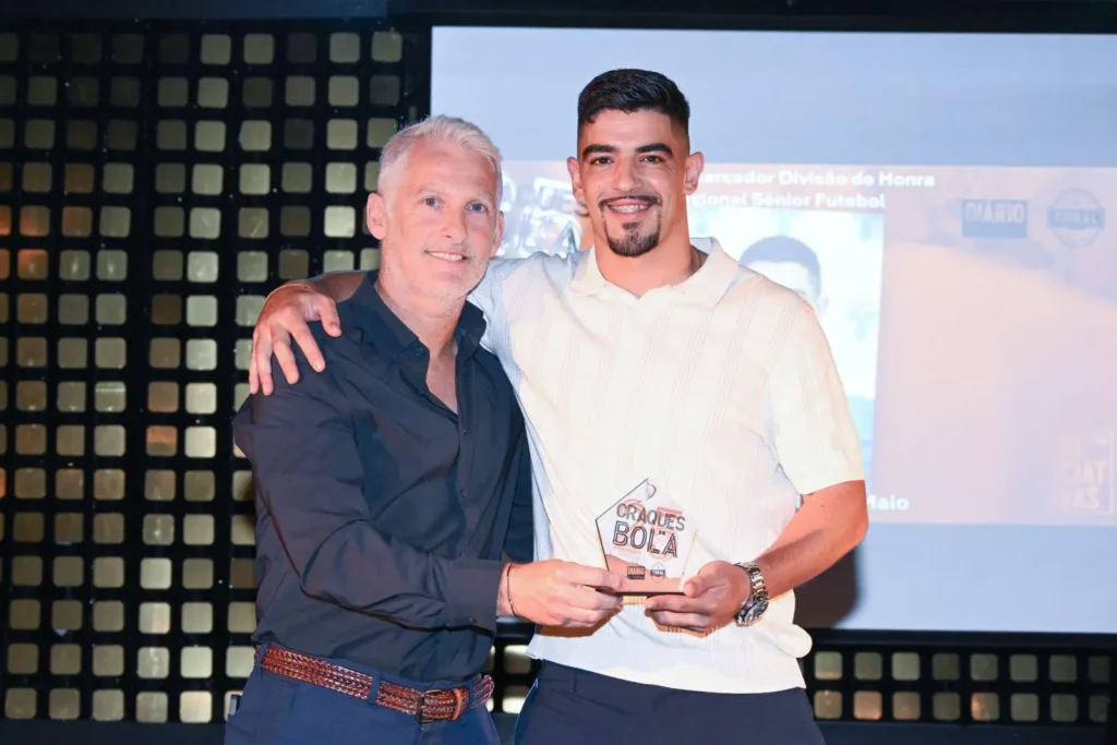 Tiago Santos a receber o Prémio de Melhor Marcador 2024/2025