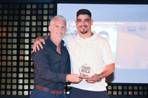 Tiago Santos a receber o Prémio de Melhor Marcador 2024/2025