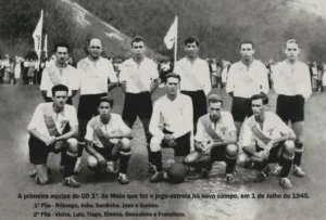A primeira equipa do 1º de maio que fez o jogo estreia no novo campo em 1 de julho de 1945