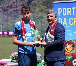 Troféu de 2º lugar do torneio entregue ao nosso capitão Vasco pelo Presidente da AF Madeira Rui Coelho