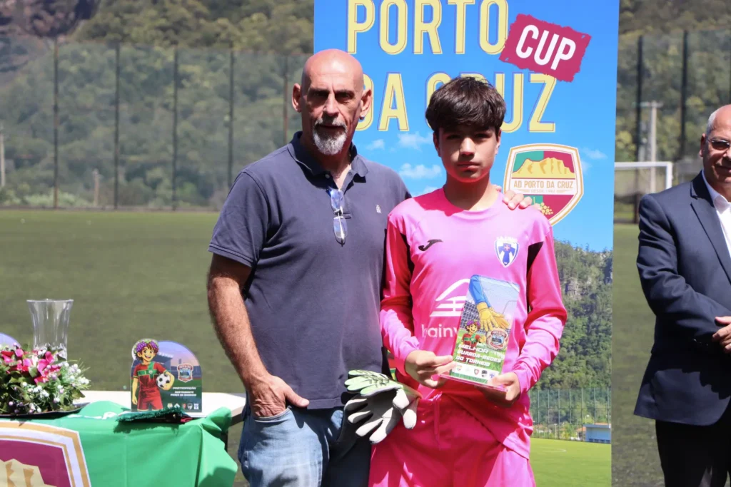 Benny a receber o troféu de Melhor Guarda redes do Torneio
