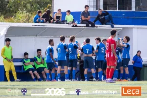 Atletas atentos à Informação dada pela equipa técnica antes do golo da vitória Atletas atentos à Informação dada pela equipa técnica antes do golo da vitória