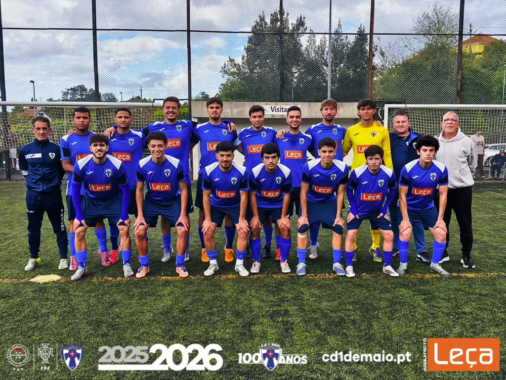Equipa do CD 1º de Maio "B" na época 2025/2026 em visita ao Porto da Cruz