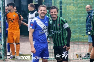 Capitães de ambas as equipas com 40 anos de história a jogar futebol juntos. 