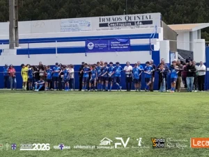Equipa de Iniciados Sub-14 do C.D. 1º de Maio, escola de futebol na Madeira, reunida no relvado com a equipa técnica na época 2025/2026.