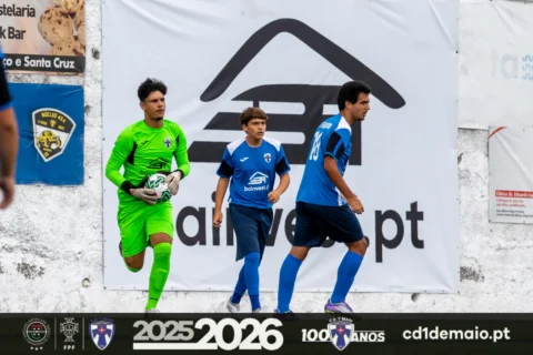 Equipa de Juniores Sub-19 do C.D. 1&ordm; de Maio, escola de futebol na Madeira, alinhada em campo ap&oacute;s garantir a presen&ccedil;a nas meias-finais da Ta&ccedil;a da Madeira.