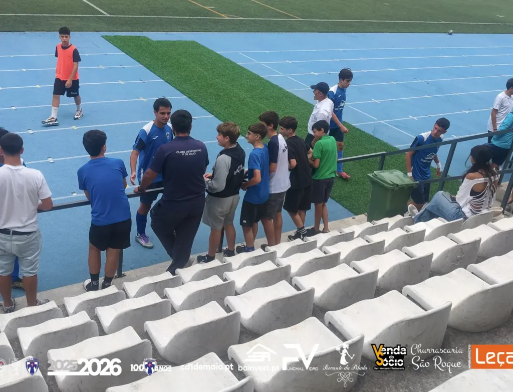 Atletas dos SUB-13 A A apoiar o seu treinador/ atleta dos juniores o capitão Rodrigo Ferreira
