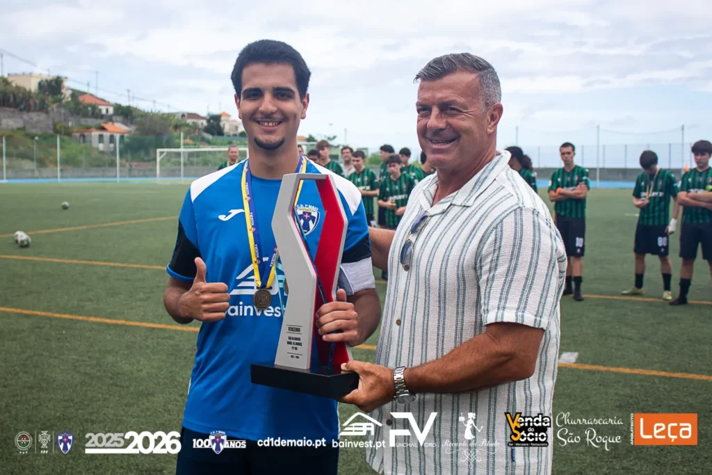 Capitão Rodrigo Ferreira a receber a Taça do representante da AF Madeira