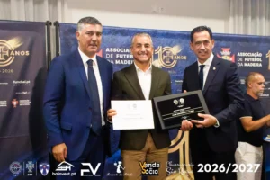 Duarte Luciano ladeado do Presidente da FPF Pedro Proença (à direita) e o Presidente da AFM Rui Coelho (à esquerda)